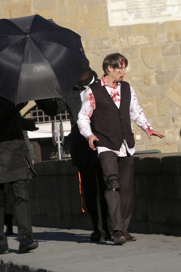 Mads Mikkelsen en sang sur le tournage de la saison 3 de Hannibal à Florence, le 18 décembre 2014.