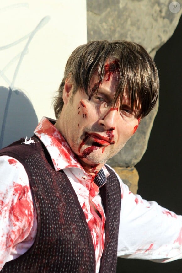 Mads Mikkelsen en sang sur le tournage de la saison 3 de Hannibal à Florence, le 18 décembre 2014.