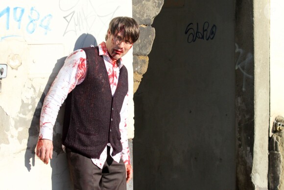 Mads Mikkelsen en sang sur le tournage de la saison 3 de Hannibal à Florence, le 18 décembre 2014.