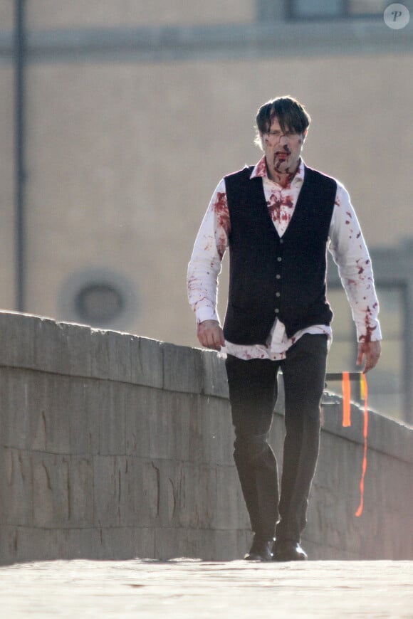 Mads Mikkelsen méconnaissable sur le tournage de la saison 3 de Hannibal à Florence, le 18 décembre 2014.