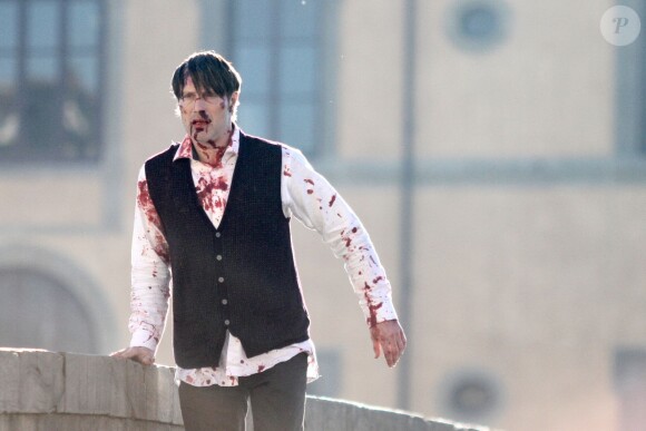 Mads Mikkelsen en sang sur le tournage de la saison 3 de Hannibal à Florence, le 18 décembre 2014.
