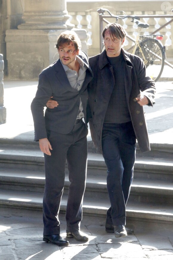 Mads Mikkelsen et Hugh Dancy sur le tournage de la saison 3 de Hannibal à Florence, le 18 décembre 2014.