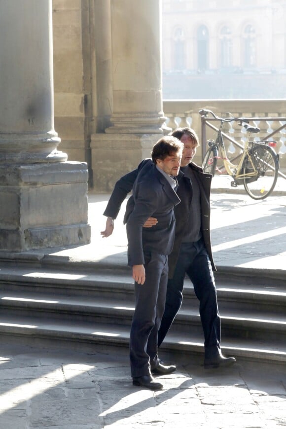 Mads Mikkelsen et Hugh Dancy sur le tournage de la saison 3 de Hannibal à Florence, le 18 décembre 2014.