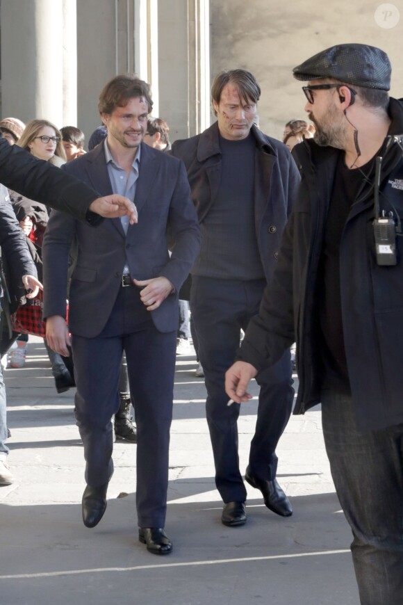 Mads Mikkelsen et Hugh Dancy sur le tournage de la saison 3 de Hannibal à Florence, le 18 décembre 2014.