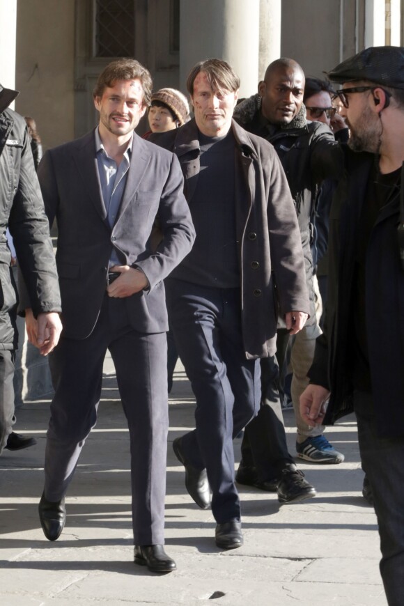 Mads Mikkelsen et Hugh Dancy sur le tournage de la saison 3 de Hannibal à Florence, le 18 décembre 2014.