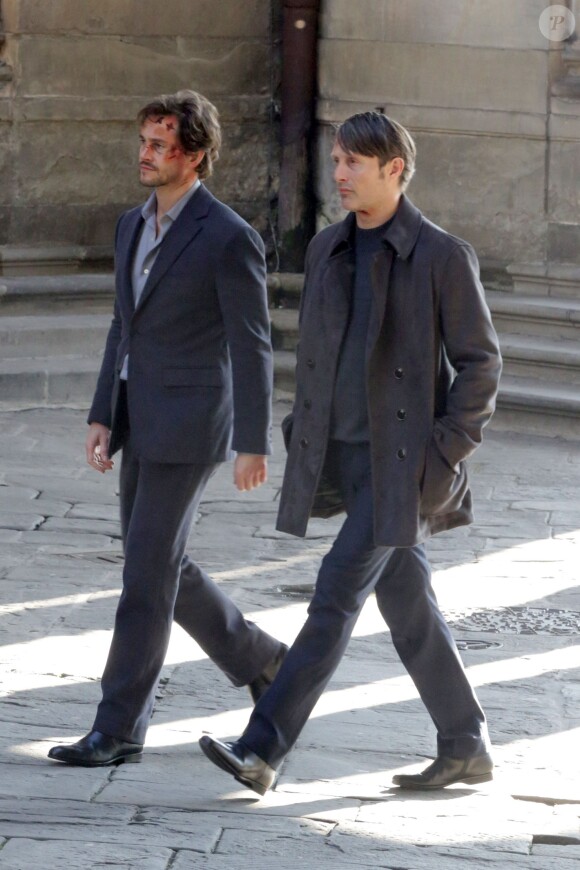 Mads Mikkelsen et Hugh Dancy sur le tournage de la saison 3 de Hannibal à Florence, le 18 décembre 2014.