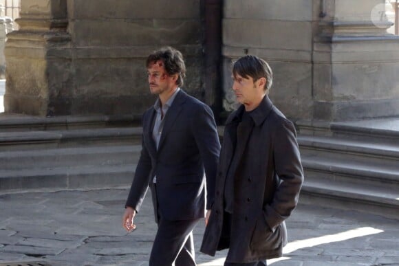 Mads Mikkelsen et Hugh Dancy sur le tournage de la saison 3 de Hannibal à Florence, le 18 décembre 2014.