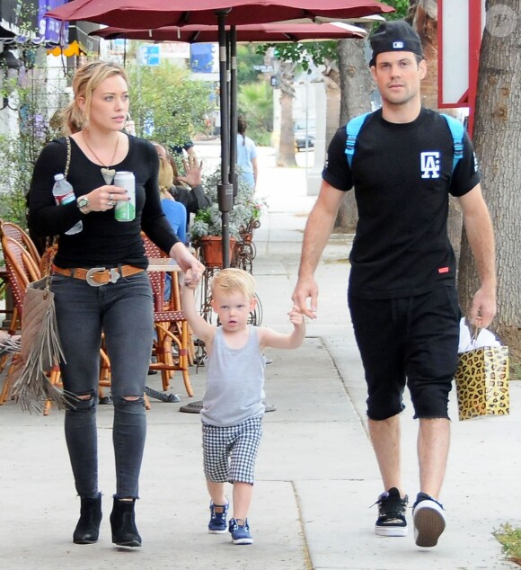Hilary Duff se rend à une fête d'anniversaire avec son ex mari Mike Comrie et leur fils Luca à Sherman Oaks, le samedi 19 juillet 2014.