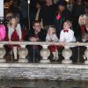 Tori Spelling et Dean McDermott emmènent leurs enfants Liam, Stella, Hattie et Finn voir le père Noël au centre commercial "The Grove" à Los Angeles, le 19 décembre 2014.