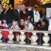 Tori Spelling et Dean McDermott emmènent leurs enfants Liam, Stella, Hattie et Finn voir le père Noël au centre commercial "The Grove" à Los Angeles, le 19 décembre 2014.