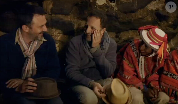 Arthur découvre avec surprise ses colocataires pour la nuit, dans l'émission Rendez-vous en terre inconnue sur France 2, le 2 décembre 2014.