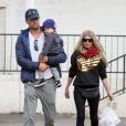 Fergie, Josh Duhamel et leur petit Axl, 15 mois, quittent un café de Brentwood, le samedi 20 décembre 2014.