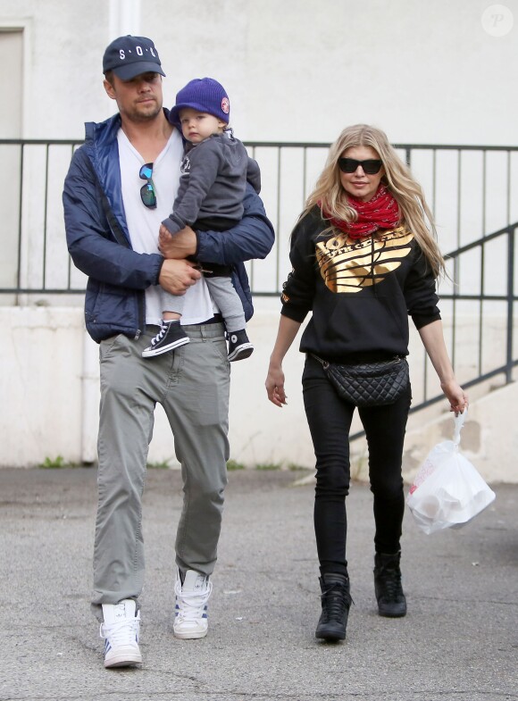 Fergie, Josh Duhamel et leur petit Axl, 15 mois, quittent un café de Brentwood, le samedi 20 décembre 2014.