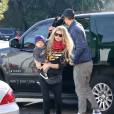 Josh Duhamel et sa femme Fergie se promènent avec leur fils Axl à Los Angeles, le 20 décembre 2014.