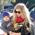 La chanteuse Fergie quitte un café de Brentwood avec son fils Axl, le samedi 20 décembre 2014.