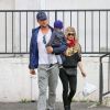Josh Duhamel et sa femme Fergie se promènent avec leur fils Axl à Los Angeles, le 20 décembre 2014.