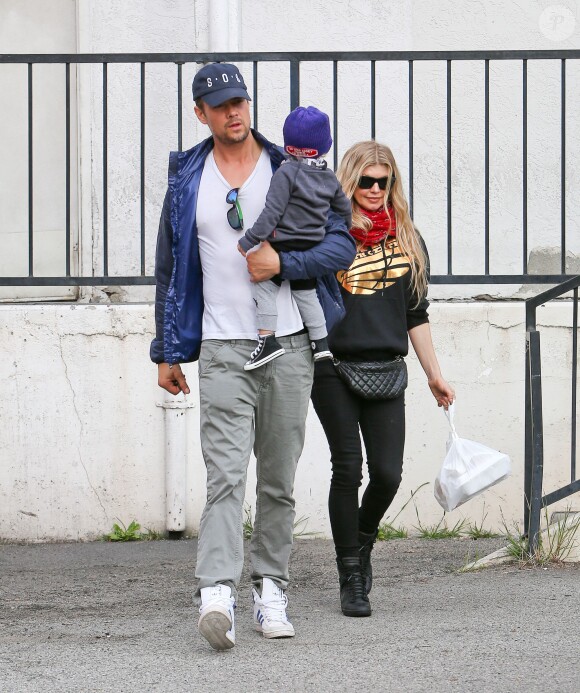 Josh Duhamel et sa femme Fergie se promènent avec leur fils Axl à Los Angeles, le 20 décembre 2014.