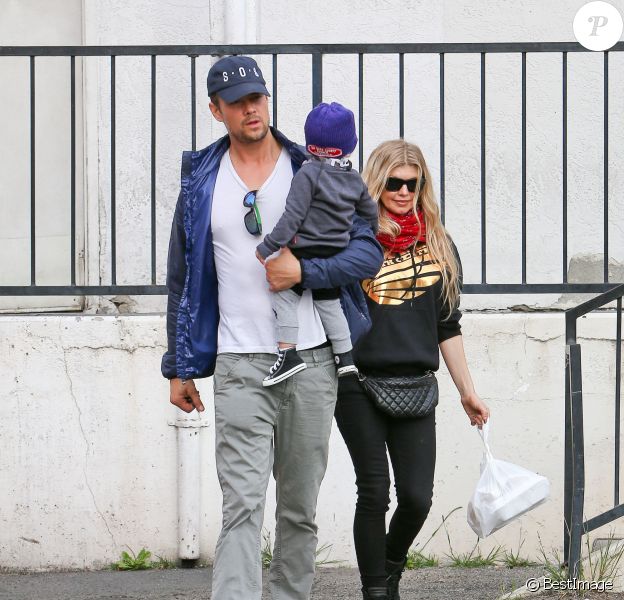 Josh Duhamel et sa femme Fergie se promènent avec leur fils Axl à Los Angeles, le 20 décembre 2014.