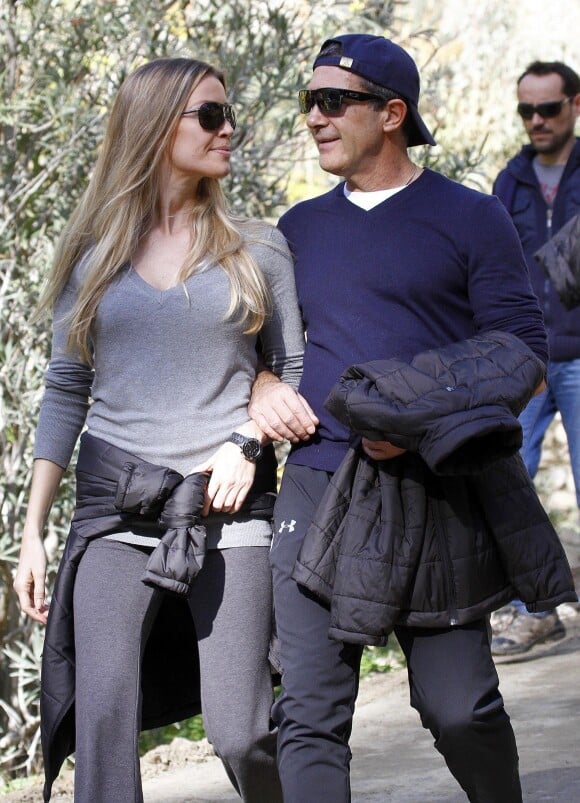 Antonio Banderas et sa petite-amie Nicole Kimpel complices à Malaga, le 20 décembre 2014.