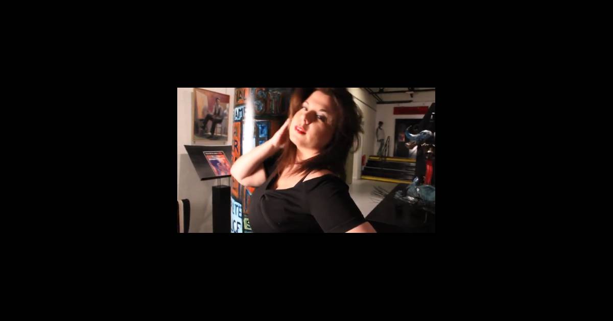 Cindy Lopes sexy et suggestive s essaie à la chanson