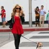 Paris Hilton, accompagnée de son chien, finit son shopping de Noël à Beverly Hills, le 26 décembre 