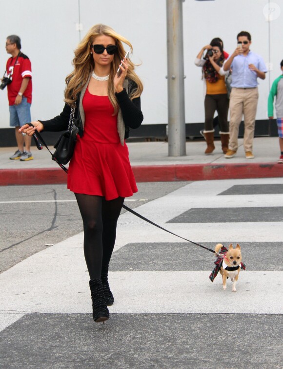 Paris Hilton, accompagnée de son chien, finit son shopping de Noël à Beverly Hills, le 26 décembre 
