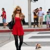 Paris Hilton, accompagnée de son chien, finit son shopping de Noël à Beverly Hills, le 26 décembre 2014. 