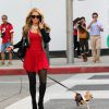 Paris Hilton, accompagnée de son chien, finit son shopping de Noël à Beverly Hills, le 26 décembre 2014.  