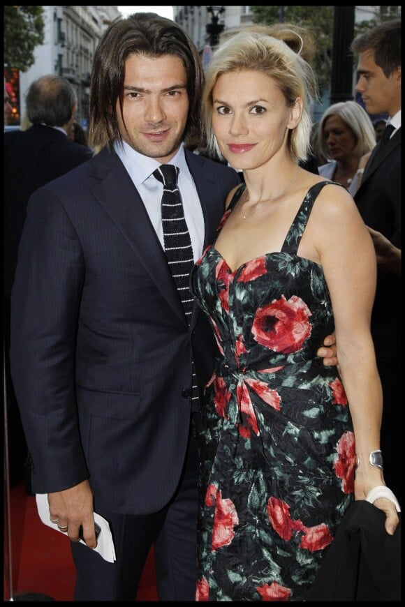 Gautier Capuçon et sa femme Delphine (qui arbore au poignet la Manchette Bone en argent par Elsa Peretti pour Tiffany & Co.) à Paris, en 2011.