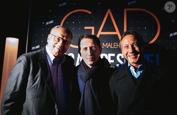Exclusif - Gad Elmaleh entre Gérard Louvin et son compagnon Daniel Moyne, lors de la dernière représentation de Gad Elmaleh au Palais des Sports de Paris, pour fêter ses 20 ans de scène, le 20 décembre 2014.