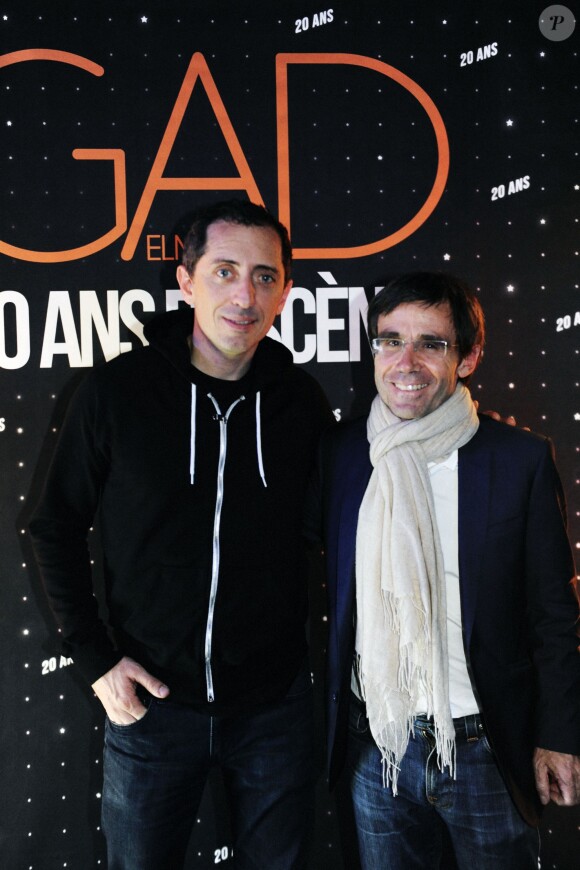 Exclusif - Gad Elmaleh et David Pujadas, dans les coulisses du spectacle de Gad Elmaleh au Palais des Sports de Paris, pour fêter ses 20 ans de scène, le 12 décembre 2014.