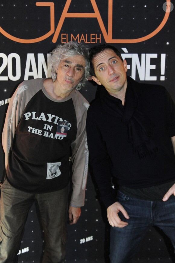 Exclusif - Gad Elmaleh et Louis Bertignac, dans les coulisses du spectacle de Gad Elmaleh au Palais des Sports de Paris, pour fêter ses 20 ans de scène, le 12 décembre 2014.