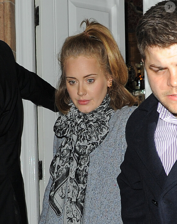 La chanteuse Adele à la sortie du Harry's Bar à Londres après avoir dîné avec Beyoncé Knowles et Jay-Z, le 17 octobre 2014.