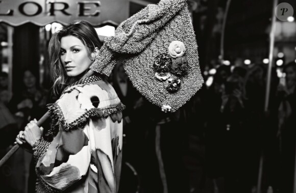 La superbe Gisele Bündchen dans la campagne prêt-à-porter printemps-été 2015 de Chanel baptisée "Paris After Dark" et photographiée par Karl Lagerfled.