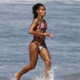 Exclusif - Jada Pinkett Smith, superbe et athlétique en bikini, en vacances à Hawaï, le 25 novembre 2012.