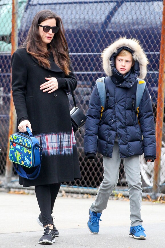 Liv Tyler et son fils Milo à New York, le 2 décembre 2014.