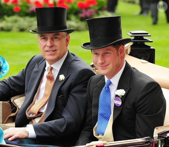 Le prince Harry et le prince Andrew lors de la procession royale au Royal Ascot le 19 juin 2014 à Ascot
