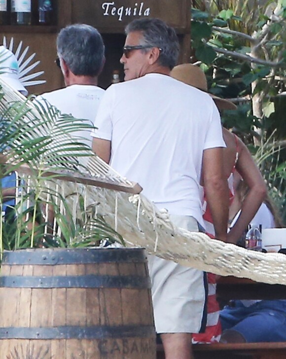 George Clooney, sa femme Amal Alamuddin et leurs amis Cindy Crawford et Rande Gerber profitent de leurs vacances de Noël à Cabo San Lucas, au Mexique, le 26 décembre 2014.