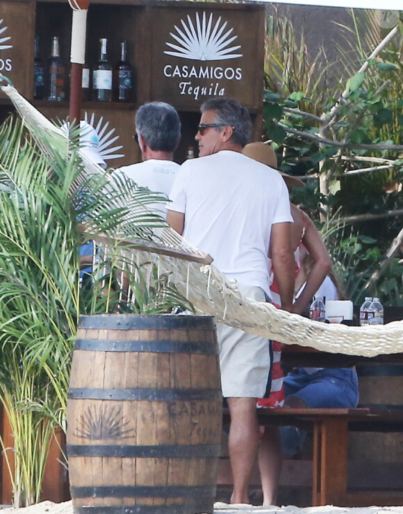 George Clooney, sa femme Amal Alamuddin et leurs amis Cindy Crawford et Rande Gerber profitent de leurs vacances de Noël à Cabo San Lucas, au Mexique, le 26 décembre 2014.