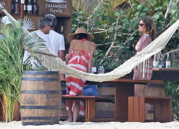 George Clooney, sa femme Amal Alamuddin et leurs amis Cindy Crawford et Rande Gerber profitent de leurs vacances de Noël à Cabo San Lucas, au Mexique, le 26 décembre 2014.