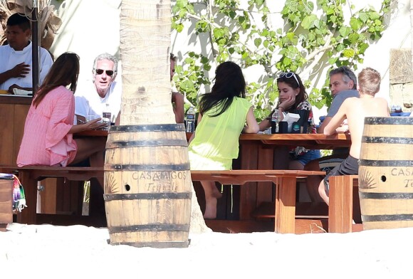 Exclusif - George Clooney et sa femme Amal Alamuddin en vacances avec Cindy Crawford et Rande Gerber (accompagnés de leurs enfants) profitent de leurs vacances de Noël à Cabo San Lucas, au Mexique, le 22 décembre 2014.