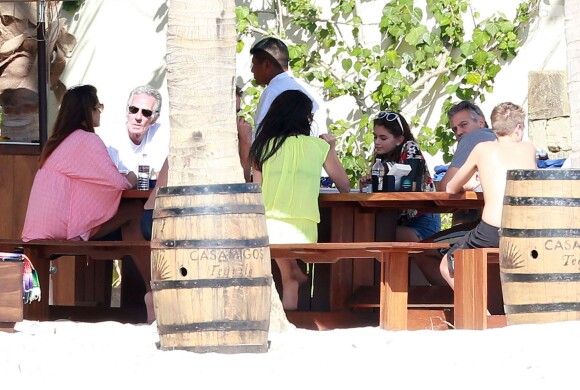 Exclusif - George Clooney et sa femme Amal Alamuddin en vacances avec Cindy Crawford et Rande Gerber (accompagnés de leurs enfants) profitent de leurs vacances de Noël à Cabo San Lucas, au Mexique, le 22 décembre 2014.