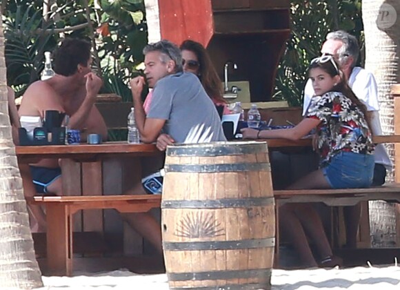 Exclusif - George Clooney et sa femme Amal Alamuddin en vacances avec Cindy Crawford et Rande Gerber (accompagnés de leurs enfants) profitent de leurs vacances de Noël à Cabo San Lucas, au Mexique, le 22 décembre 2014.