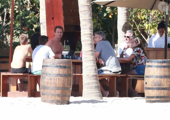 Exclusif - George Clooney et sa femme Amal Alamuddin en vacances avec Cindy Crawford et Rande Gerber (accompagnés de leurs enfants) profitent de leurs vacances de Noël à Cabo San Lucas, au Mexique, le 22 décembre 2014.
