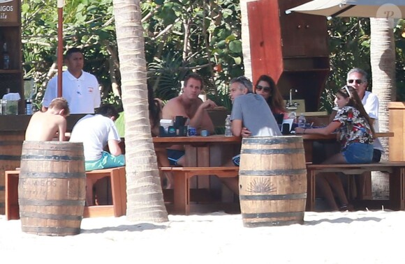 Exclusif - George Clooney et sa femme Amal Alamuddin en vacances avec Cindy Crawford et Rande Gerber (accompagnés de leurs enfants) profitent de leurs vacances de Noël à Cabo San Lucas, au Mexique, le 22 décembre 2014.