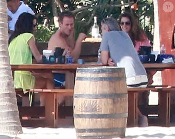 Exclusif - George Clooney et sa femme Amal Alamuddin en vacances avec Cindy Crawford et Rande Gerber (accompagnés de leurs enfants) profitent de leurs vacances de Noël à Cabo San Lucas, au Mexique, le 22 décembre 2014.