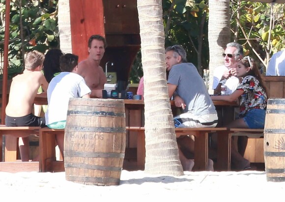 Exclusif - George Clooney et sa femme Amal Alamuddin en vacances avec Cindy Crawford et Rande Gerber (accompagnés de leurs enfants) profitent de leurs vacances de Noël à Cabo San Lucas, au Mexique, le 22 décembre 2014.