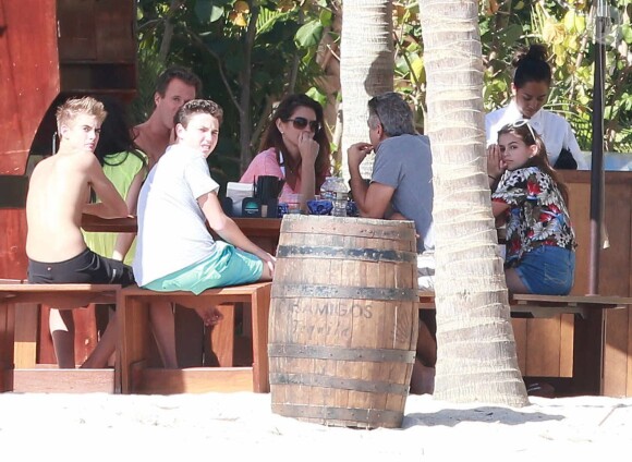 Exclusif - George Clooney et sa femme Amal Alamuddin en vacances avec Cindy Crawford et Rande Gerber (accompagnés de leurs enfants) profitent de leurs vacances de Noël à Cabo San Lucas, au Mexique, le 22 décembre 2014.