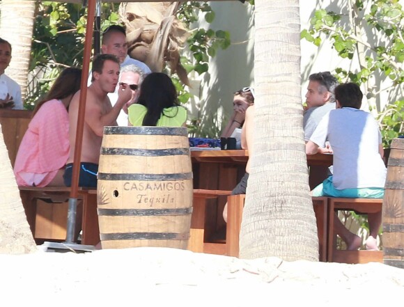 Exclusif - George Clooney et sa femme Amal Alamuddin en vacances avec Cindy Crawford et Rande Gerber (accompagnés de leurs enfants) profitent de leurs vacances de Noël à Cabo San Lucas, au Mexique, le 22 décembre 2014.
