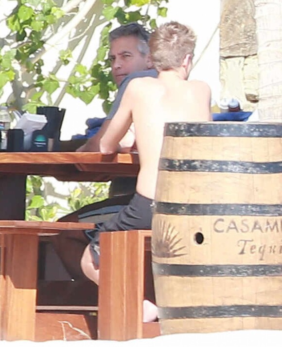 Exclusif - George Clooney et sa femme Amal Alamuddin en vacances avec Cindy Crawford et Rande Gerber (accompagnés de leurs enfants) profitent de leurs vacances de Noël à Cabo San Lucas, au Mexique, le 22 décembre 2014.